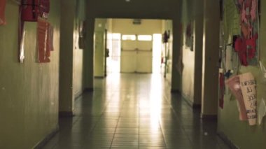 Arjantin 'deki Coronavirus Karantinası sırasında okuldaki boş koridor. Uzaklaştır.  