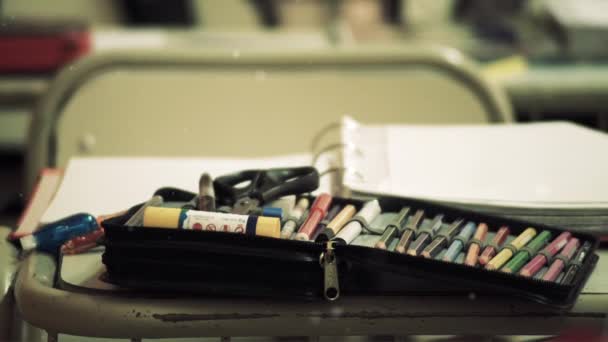 空の学校の机の上の色鉛筆 クローズアップ — ストック動画