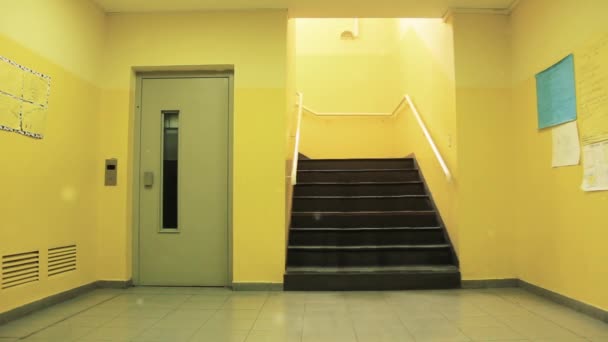 Lege School Corridor Trap Tijdens Coronavirus Quarantaine Buenos Aires Argentinië — Stockvideo