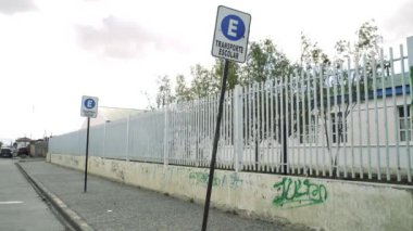 Rio Gallegos, Santa Cruz, Arjantin 'de Coronavirus salgını sırasında boş cadde. 
