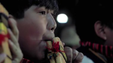 La Paz, Bolivya 'da bir meydanda Müzik Öğrencileri Çalıyor Sikus (Geleneksel Andean Panpipe veya Panflütü). 4K Çözünürlüğü.