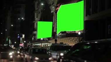 Yeşil Krom Anahtarlı Büyük Marquee ve Gece Sineması Girişi 'nde Ampuller. Yeşil ekranı istediğin görüntüyle ya da resimle değiştirebilirsin. After Effects 'da tuşlama efektiyle yapabilirsiniz. 4K.