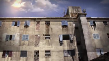 Buenos Aires, Arjantin 'in varoşlarında çürümüş bir konut binası. 4K Çözünürlüğü.