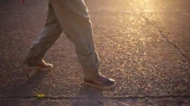 Askeri Uçak Pilotu gün batımında yürüyor. HD Protokolleri 422 (Merkez).