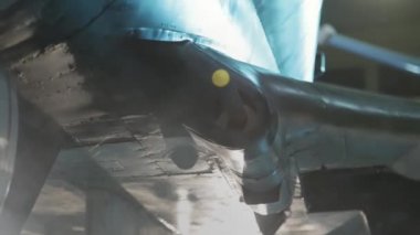Hangardaki Jet Fighter Bombacısı. Gövdenin Düşük Açı Görünümü. Kapat..