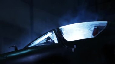 Askeri Savaş Jeti Kubbesi ve Kokpit, Hangar 'da Savaş Jeti, Hangar' da Savaş uçağı.  