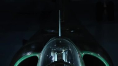 Hangarda avcı uçağı, Hangar 'da Douglas A-4 Skyhawk savaş uçağı. Motor giriş kanalını gösteriyor. Kapat..  