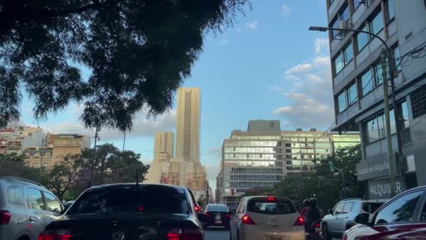 Αυτοκίνητα Που Διασχίζουν Ιουλίου Avenue Ισπανικά Avenida Julio Στο Μπουένος — Αρχείο Βίντεο
