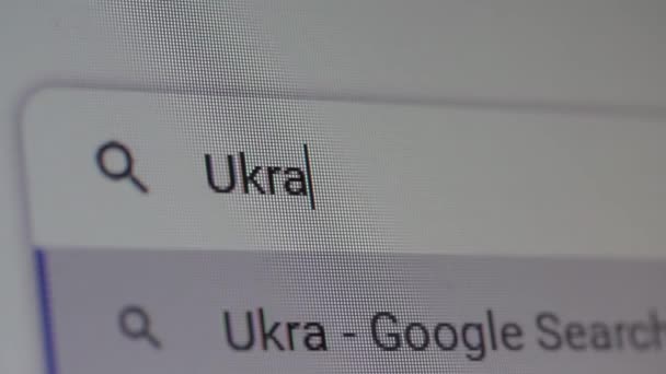 インターネット上で ウクライナ侵攻 を検索します 閉じろ — ストック動画