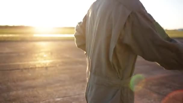 日没時に軍用機パイロット歩く 中央の表示 — ストック動画
