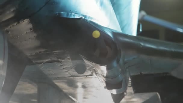 喷气式战斗机轰炸机在机库里低角度的抚养场视野 特写镜头 — 图库视频影像