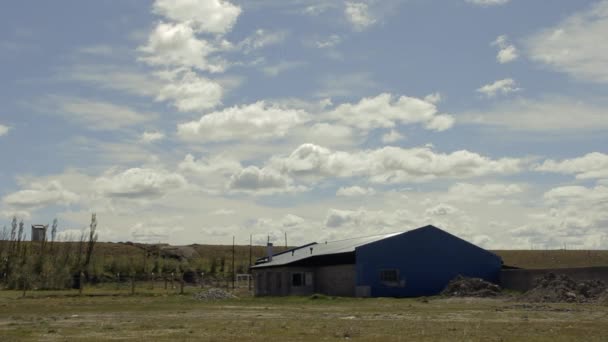 Velho Celeiro Com Telhado Chapa Metálica Patagônia Argentina — Vídeo de Stock