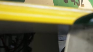 Arjantin Hava Kuvvetleri Ulusal Müzesi 'nde sergilenmekte olan Tarihi Jet Savaşçısı' nda uçak gövdesi ve Arjantin Cockade. Kapat..  