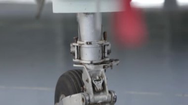 Eski bir Fransız Dassault Mirage III süpersonik savaş jetinin iniş takımları ve Pitot tüpü. Kapat.. 