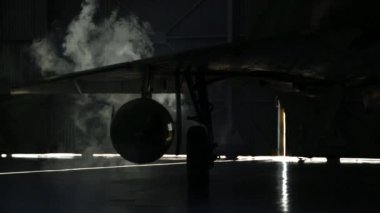 Savaş uçağı hangarda, savaş uçağı hangarda.. 