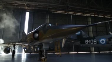Savaş uçağı hangarda, savaş uçağı hangarda..  