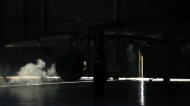 Savaş uçağı hangarda, savaş uçağı hangarda.. 
