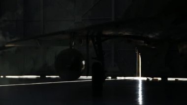 Bir savaş jetinin tutulduğu Uçak Hangarının Kapısı açılıyor, Savaş uçağı hangarın içinde..  