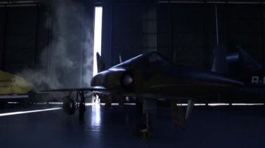 Savaş uçağı hangarda, savaş uçağı hangarda.. 