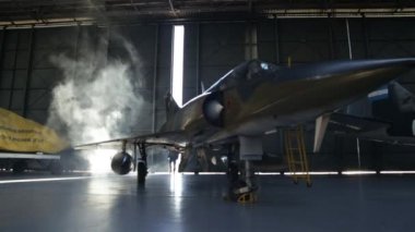 Hangarda Dassault Mirage III C serisi, Hangarda Fighter Jet, Hangarda Savaş uçağı.  