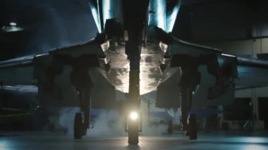 Savaş uçağı hangarda, savaş uçağı hangarda..  