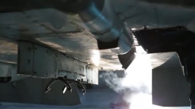 Hangardaki Eski Jet Savaşçısının Boş Fırlatma Rafı. Uçak gövdesinin düşük açılı görüntüsü, Douglas A-4 Skyhawk. Kapat..  