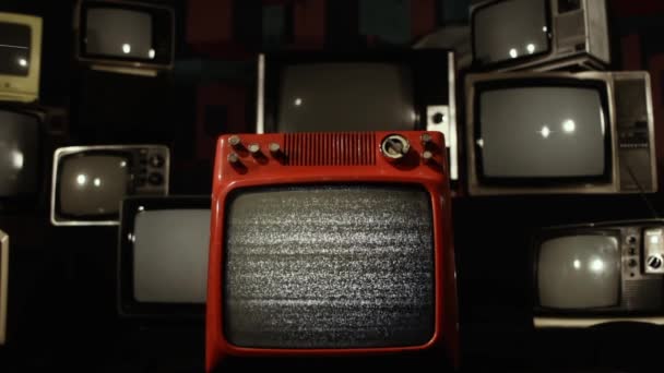 Музыкант Держит Руках Барабанные Палочки Играет Барабанах Старинных Телевизорах — стоковое видео