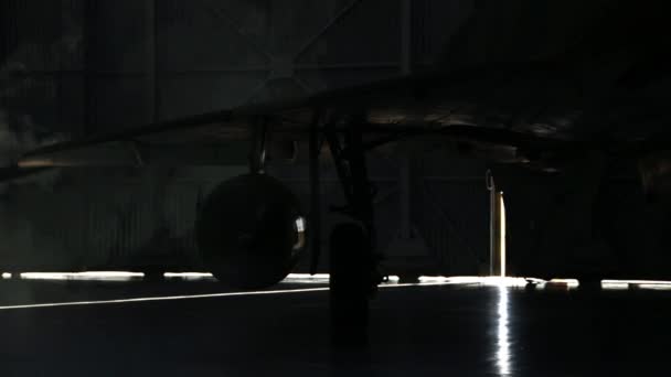 Öppnar Dörren Till Hangar Flygplan Där Fighter Jet Hålls Warplane — Stockvideo