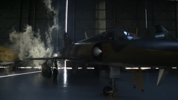 Luchtmacht Dassault Mirage Iii Serie Hangar Straaljager Hangar Straaljager Hangar — Stockvideo
