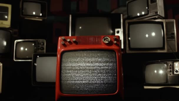 Χειρός Εργασίας Ένα Κομμάτι Ξύλο Και Vintage Τηλεοράσεις — Αρχείο Βίντεο