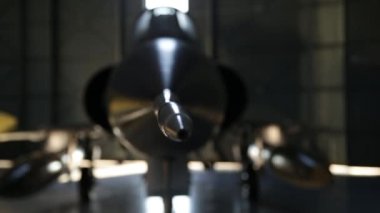 Savaş uçağı hangarda, savaş uçağı hangarda.. 
