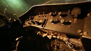 Arka planda dış ışıkları olan eski bir Canberra bombardıman uçağı içindeki yan kontrol panellerinin iç görüntüsü. Kapat.. 