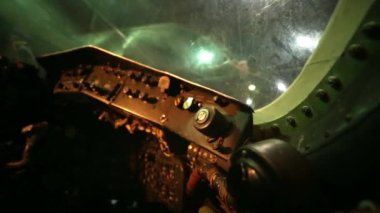 Arka planda dış ışıkları olan eski bir Canberra bombardıman uçağı içindeki yan kontrol panellerinin iç görüntüsü. Kapat.. 