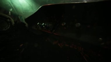 Arka planda dış ışıkları olan eski bir Canberra bombardıman uçağı içindeki yan kontrol panellerinin iç görüntüsü. Kapat.. 