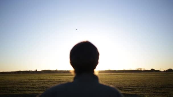 空軍基地の日没時の地平線を見る軍用戦闘機パイロット — ストック動画