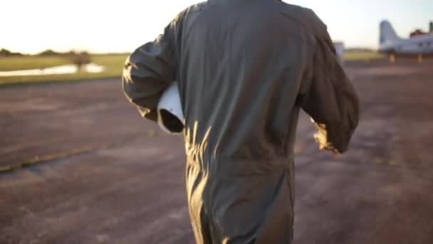 Piloto Aviones Militares Caminando Atardecer — Vídeos de Stock