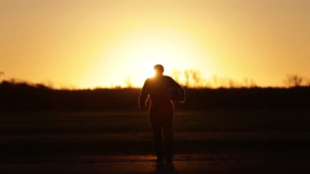 日落时在机场行走的战斗机飞行员 — 图库视频影像