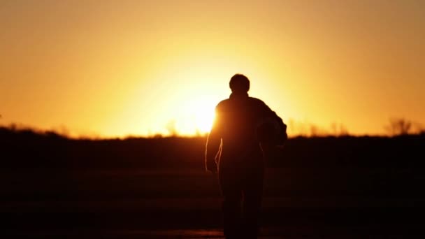 Pilot Militar Luptă Care Plimbă Aerodrom Timpul Apusului Soare — Videoclip de stoc