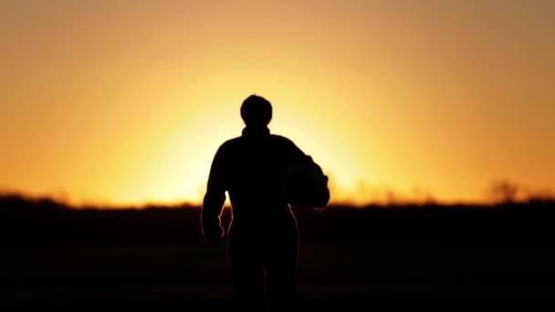 Piloto Caça Militar Caminhando Aeródromo Durante Pôr Sol — Vídeo de Stock