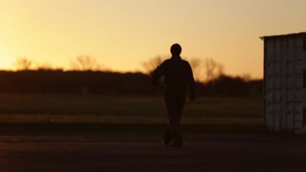 Pilota Caccia Militare Che Cammina Nell Aeroporto Durante Tramonto — Video Stock