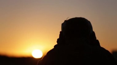 Askeri Savaş Pilotu Hava Üssünde günbatımında Pilot Miğferini takıyor.. 