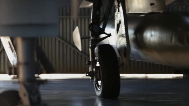 Hangardaki Eski Bir Askeri Uçağın Düşük Açılı Görüntüsü — Stok video