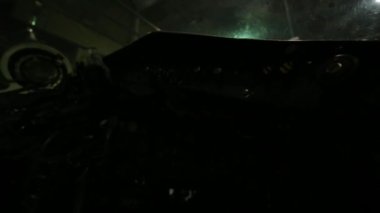 Arka planda dış ışıkları olan eski bir Canberra bombardıman uçağı içindeki yan kontrol panellerinin iç görüntüsü. Kapat..  