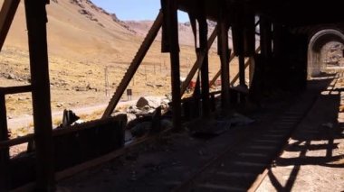 Arjantin 'in Mendoza eyaletindeki And Dağları' nda terk edilmiş bir tren sığınağı. 4K Çözünürlüğü.