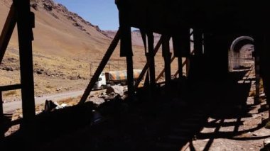 Arjantin 'in Mendoza eyaletindeki And Dağları' nda terk edilmiş bir tren sığınağı. 4K Çözünürlüğü.
