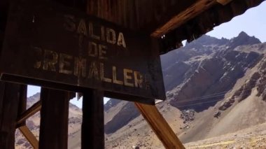 Arjantin 'in Mendoza bölgesindeki And Dağları' nda terk edilmiş bir tren sığınağı. 4K Çözünürlüğü.