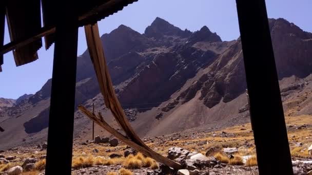 かつてアルゼンチンのメンドーサからアンデス山脈を越えてチリのサンタローザ アンデスまで運行されていたトランスアンデイン鉄道に属していた放棄された雪崩シェルター 4K解像度 — ストック動画