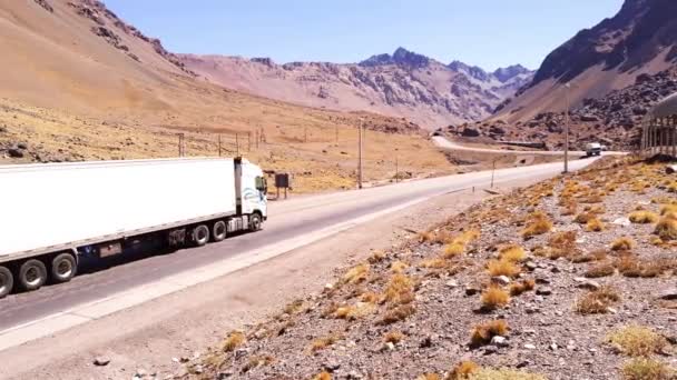Vrachtwagen Weg Het Andesgebergte Zuid Amerika Resolutie — Stockvideo
