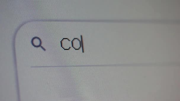 Escribiendo Covid Barra Búsqueda Monitor Computadora Primer Plano — Vídeos de Stock
