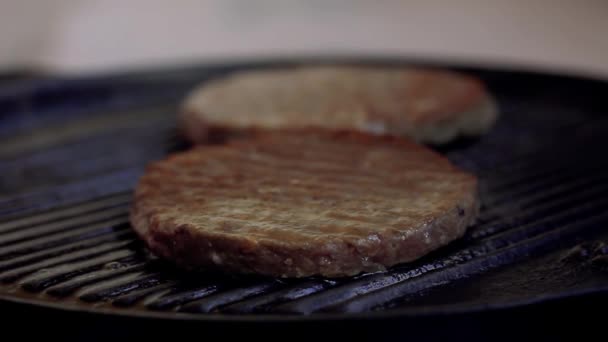 鋳鉄鍋にパティハンバーガー クローズアップ — ストック動画